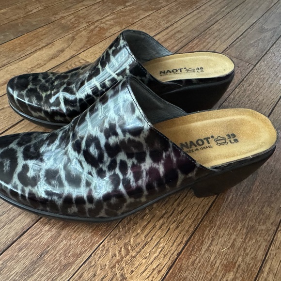 Naot Women's Black and Gray Animal Print Mules - Picture 1 of 5